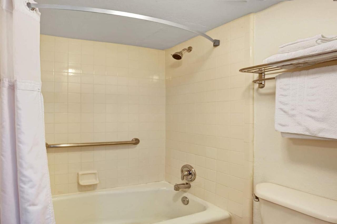 Zen Living Suites Extended Stay - Jacksonville - University Blvd Exterior photo
