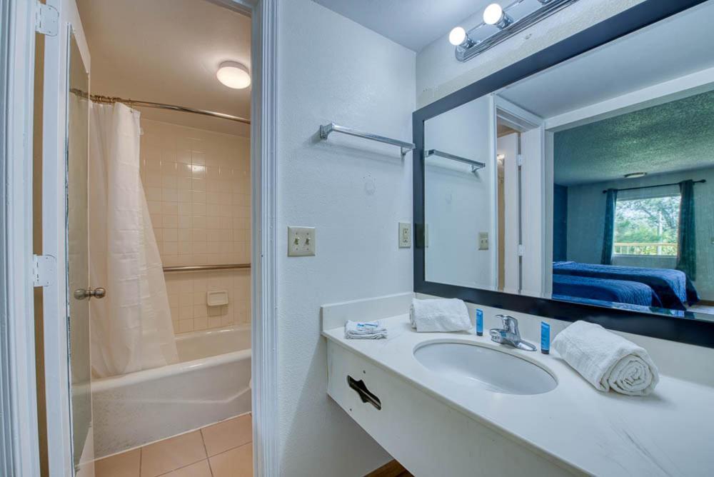 Zen Living Suites Extended Stay - Jacksonville - University Blvd Exterior photo